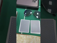 Lentes de contato que podem ver tinta invisível ganham vantagem em jogos de cartas