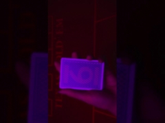 Lentes de contato infravermelhas para ver as cartas marcadas